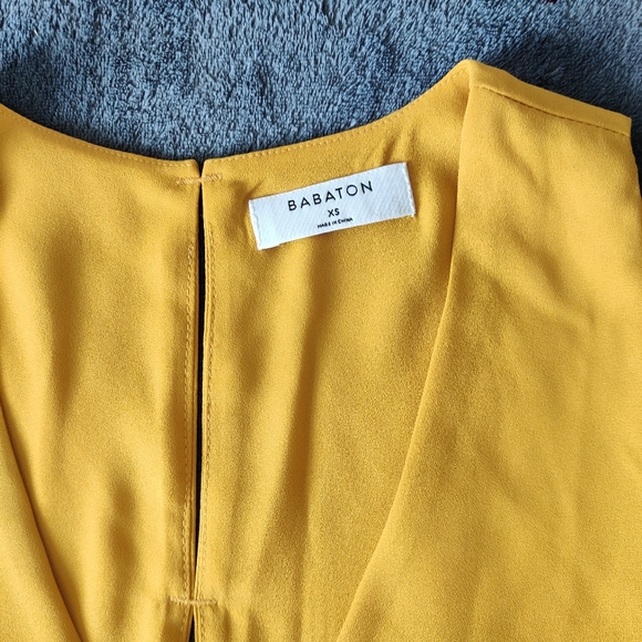 Babaton Maddox Sleeveless Back-Slit Blouse - Picture 2 of 3